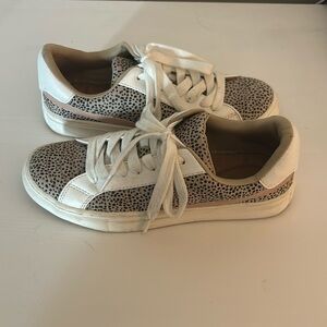 Universal Thread Sneaker